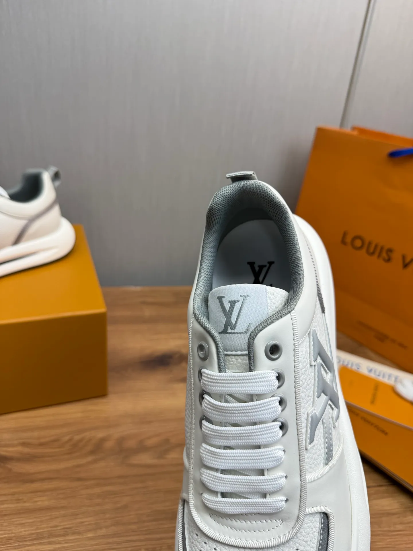 Men's shoes 💰820💰 Lv. Top purchasing agent 🇮🇹 Louis Vuitton, sports shoes counter synchronization, uppers imported from Italy, high-quality splicing and complex handicrafts, imported mesh pads are soft and comfortable, soles: original factory special soles, TPU exclusive movable molded soles super comfortable, original factory single goods, 🔍🔍high quality, you can enter and exit the counter at will, welcome to compare, code number 38-44 (Customized 38.45)